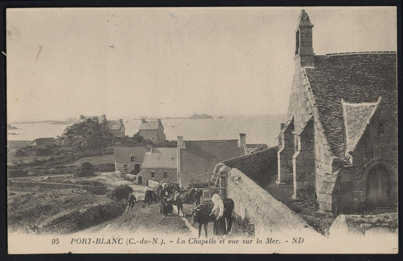 Carte postale ancienne Penvénan - La chapelle et vue sur la Mer à Penvénan