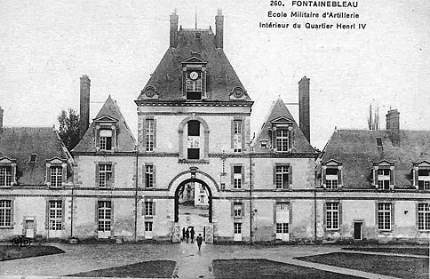 Carte postale ancienne 260. Fontainebleau Ecole Militaire d'Artillerie Intérieur du Quartier Henri Iv
