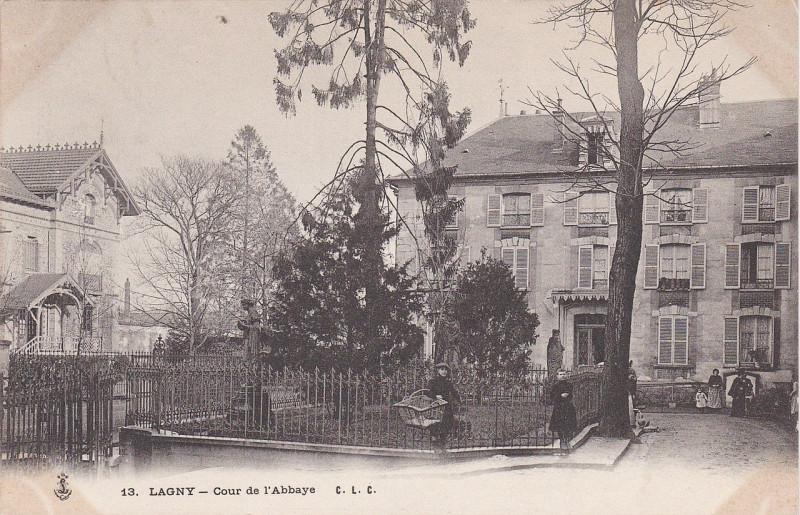 Carte postale ancienne L3146 - Lagny-sur-Marne - Cour de l'abbaye