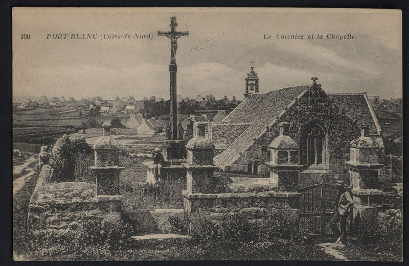 Carte postale ancienne Penvénan - Le Calvaire et la chapelle à Penvénan