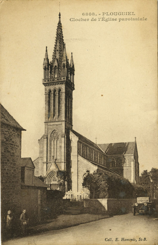 Carte postale ancienne Plouguiel - Clocher de l'église paroissiale à Plouguiel