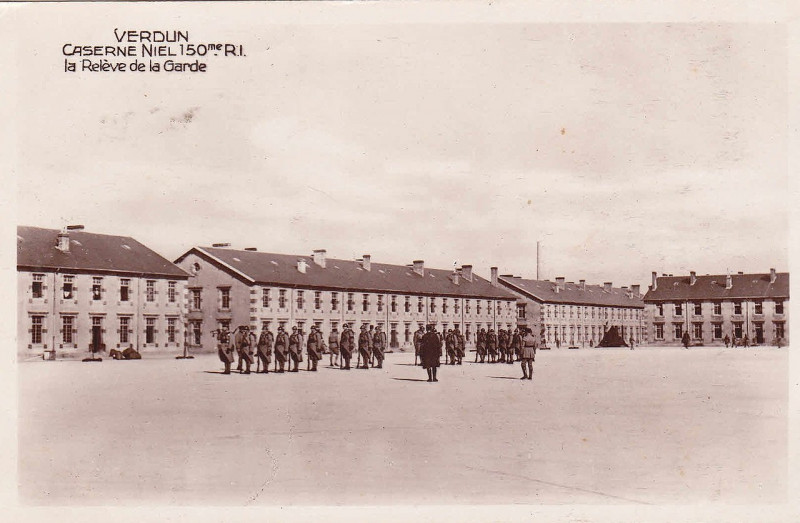 Carte postale ancienne Verdun - Caserne Niel - Cour interieur 1 à Verdun