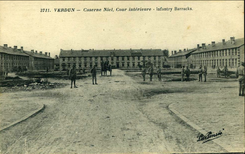 Carte postale ancienne Verdun - Caserne Niel - Cour interieur 2 à Verdun