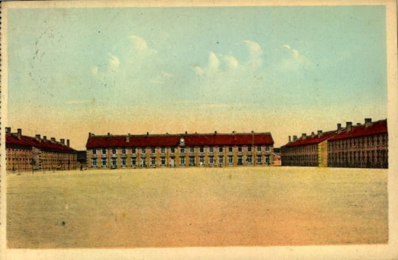 Carte postale ancienne Verdun - Caserne Niel - Cour interieur 3b à Verdun