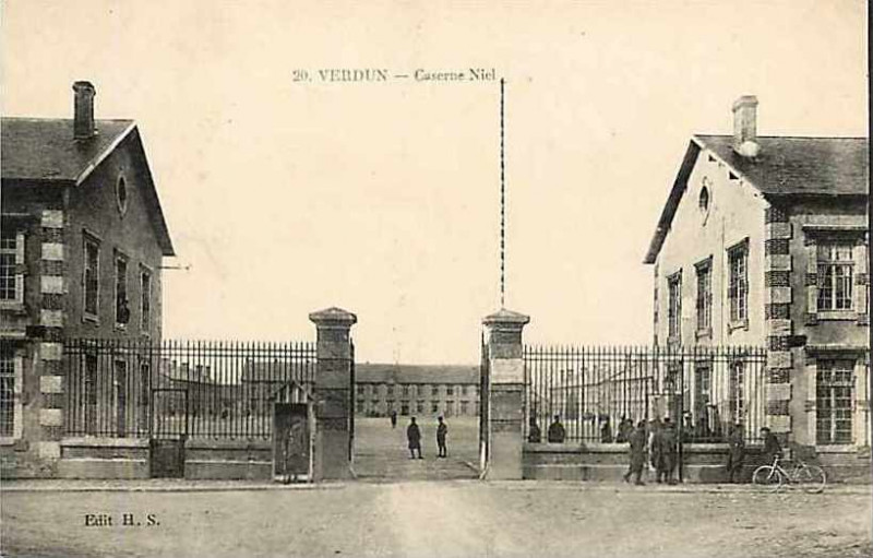 Carte postale ancienne Verdun - Caserne Niel - Entrée 2 à Verdun