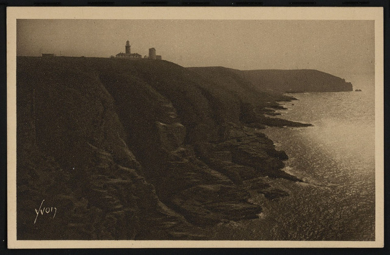 Carte postale ancienne Plévenon - Cap Fréhel douves et sémaphore à Plévenon