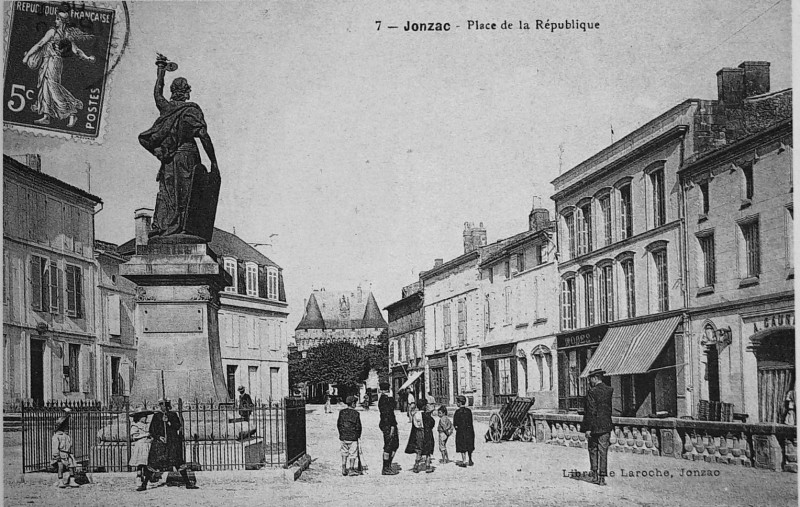 Carte postale ancienne JonSaC place republique 1004062