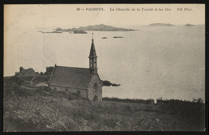 Carte postale ancienne Paimpol - Chapelle de la Trinité et les Iles à Paimpol