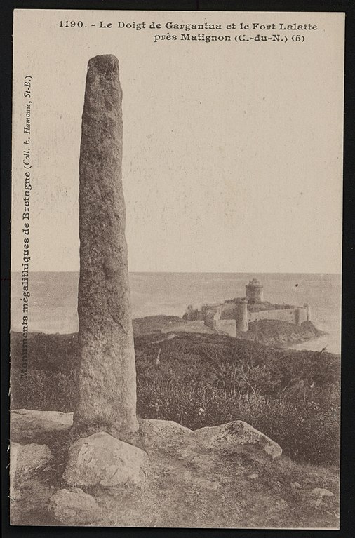 Carte postale ancienne Cap Fréhel - Doigt de Gargantua et le Fort Lalatte à Plévenon