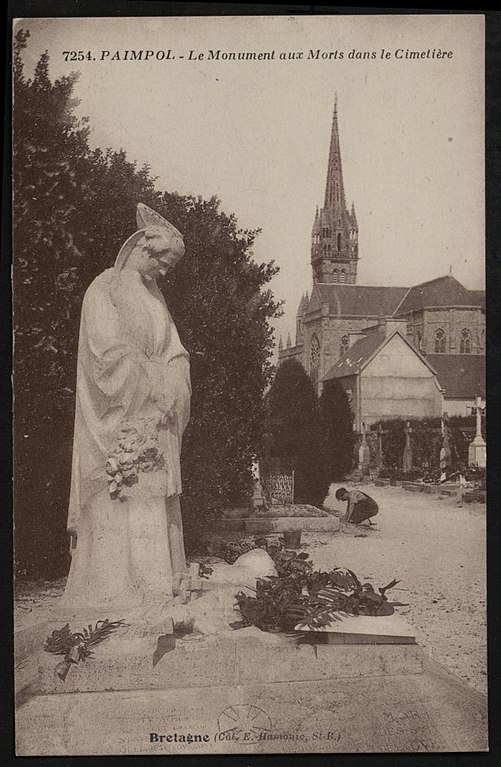Carte postale ancienne Paimpol - Monument aux Morts dans le cimetière à Paimpol