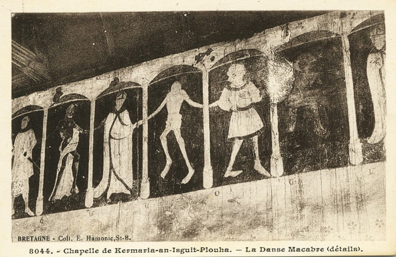Carte postale ancienne Plouha - Chapelle de Kermaria-an-Isguit Danse Macabre à Plouha