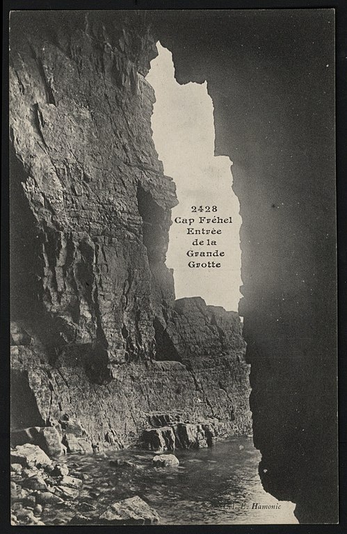 Carte postale ancienne Plévenon - Cap Fréhel - Entrée de la Grande Grotte à Plévenon