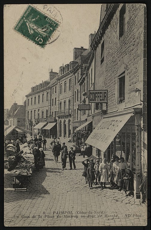 Carte postale ancienne Paimpol - Coin de la Place du Martray un jour de marché à Paimpol