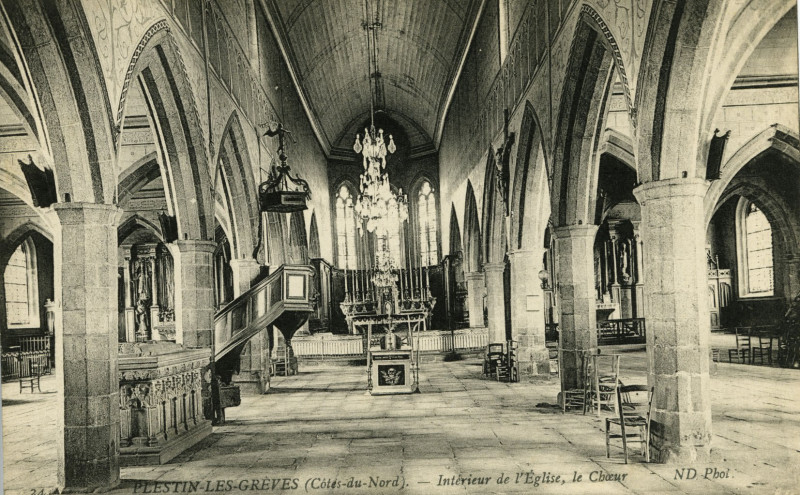 Carte postale ancienne Plestin-les-Grèves - Intérieur de l'église statue de Saint-Efflam à Plestin-les-Grèves