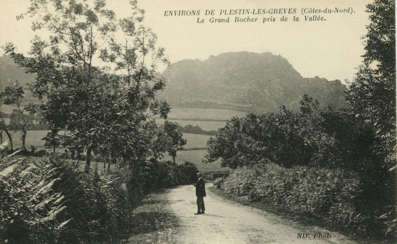 Carte postale ancienne Plestin-les-Grèves - Le Grand Rocher pris de la vallée à Plestin-les-Grèves