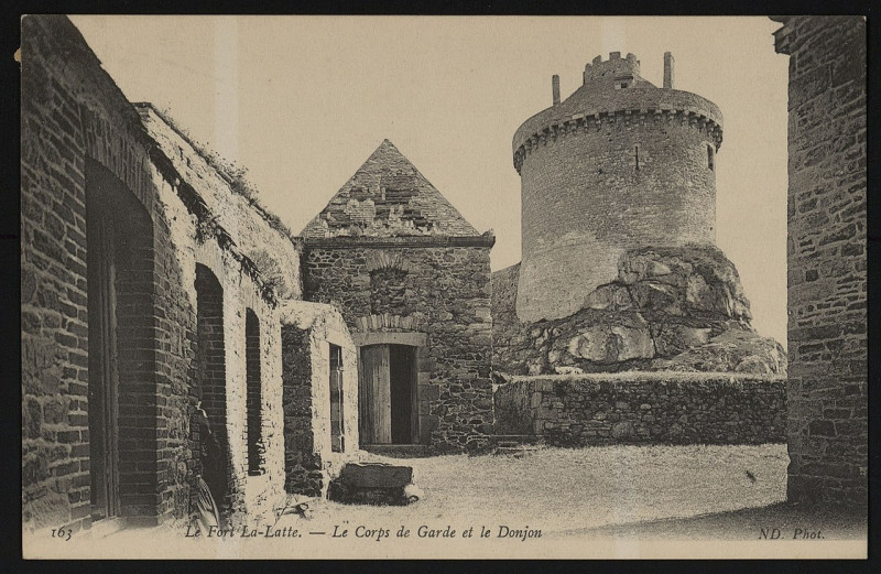 Carte postale ancienne Plévenon - Fort-La-Latte corps de garde et donjon à Plévenon