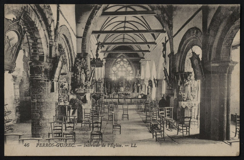 Carte postale ancienne Perros-Guirec - Intérieur de l'église à Perros-Guirec