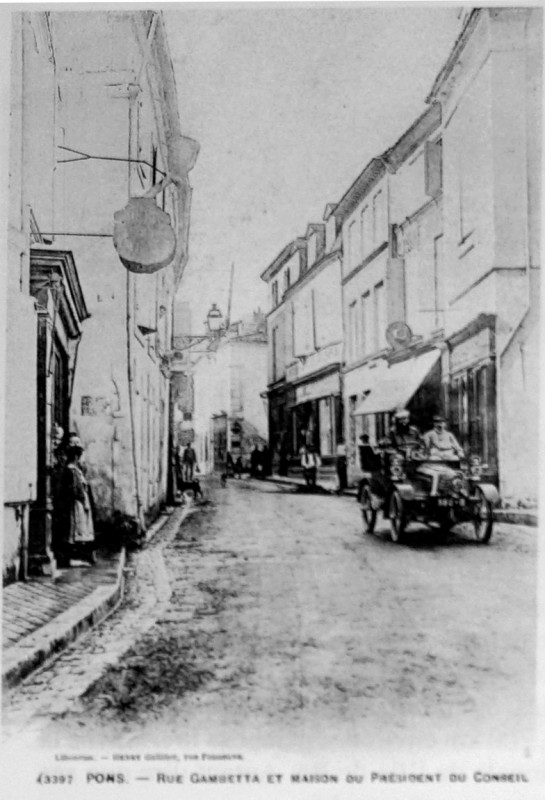Carte postale ancienne PonS rue gambetta 1004039