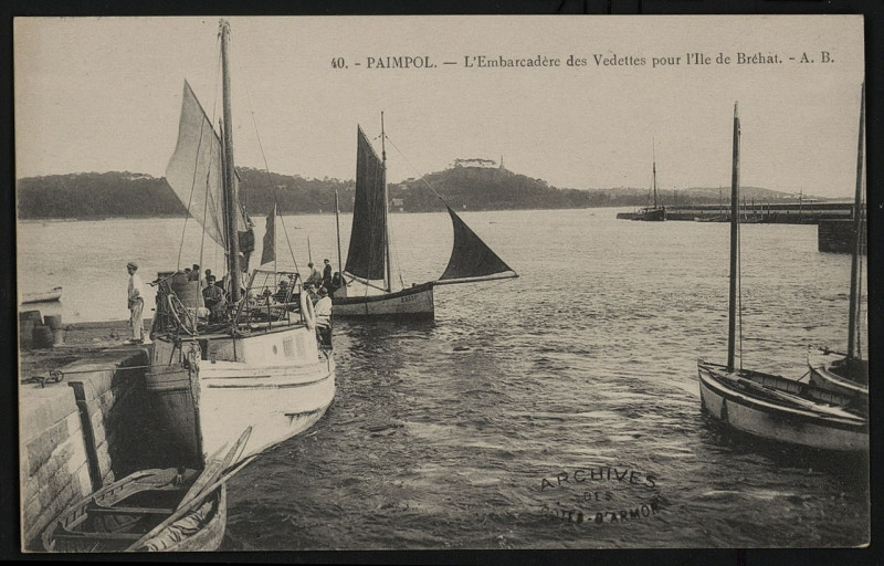 Carte postale ancienne Paimpol - Embarcadère des vedettes pour l'Ile de Bréhat à Paimpol