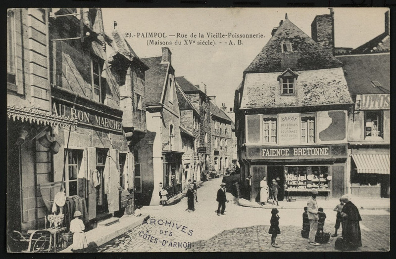 Carte postale ancienne Paimpol - Rue de la Vieille-Poissonnerie maisons du XVe siècle à Paimpol