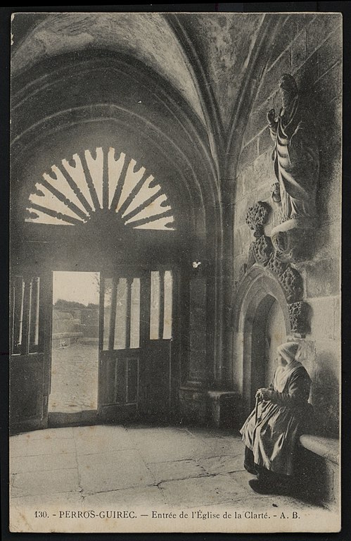 Carte postale ancienne Perros-Guirec - Entrée de l'église de la Clarté à Perros-Guirec