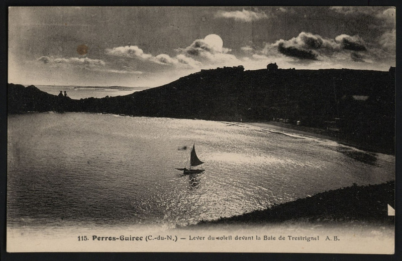 Carte postale ancienne Perros-Guirec - Lever du soleil devant la baie de Trestrignel à Perros-Guirec