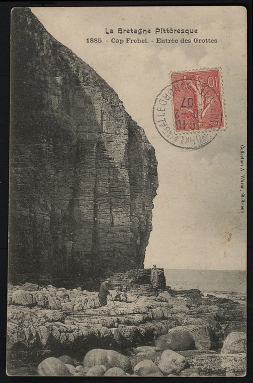 Carte postale ancienne Cap Fréhel - Entrée des grottes à Plévenon