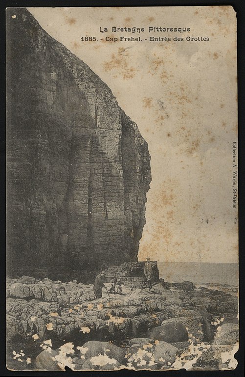 Carte postale ancienne Cap Fréhel - Entrée des grottes à Plévenon