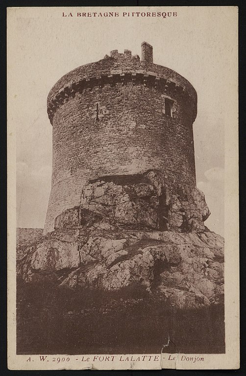 Carte postale ancienne Cap Fréhel - Fort Lalatte donjon à Plévenon