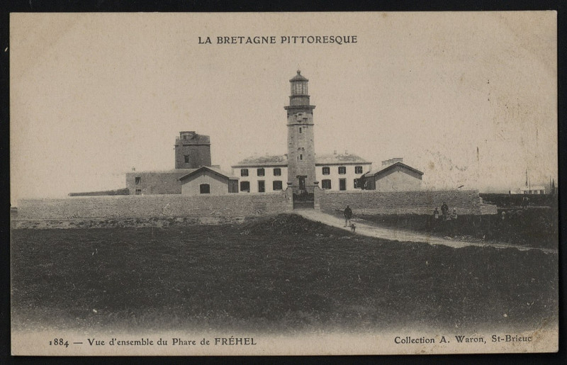 Carte postale ancienne Cap Fréhel - Vue d'ensemble du phare de Cap Fréhel à Plévenon