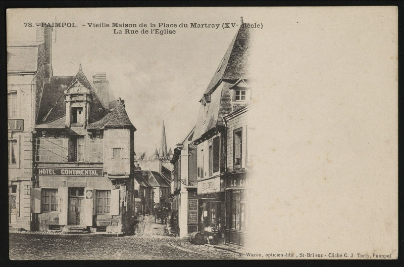 Carte postale ancienne Paimpol - Vieille maison de la place du Martray et rue de l'église à Paimpol