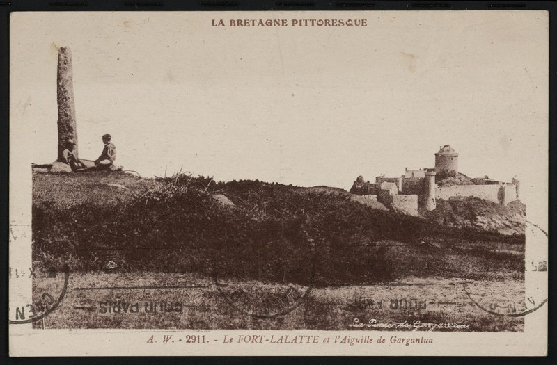 Carte postale ancienne Plévenon - Fort La Latte et l'Aiguille de Gargantua à Plévenon