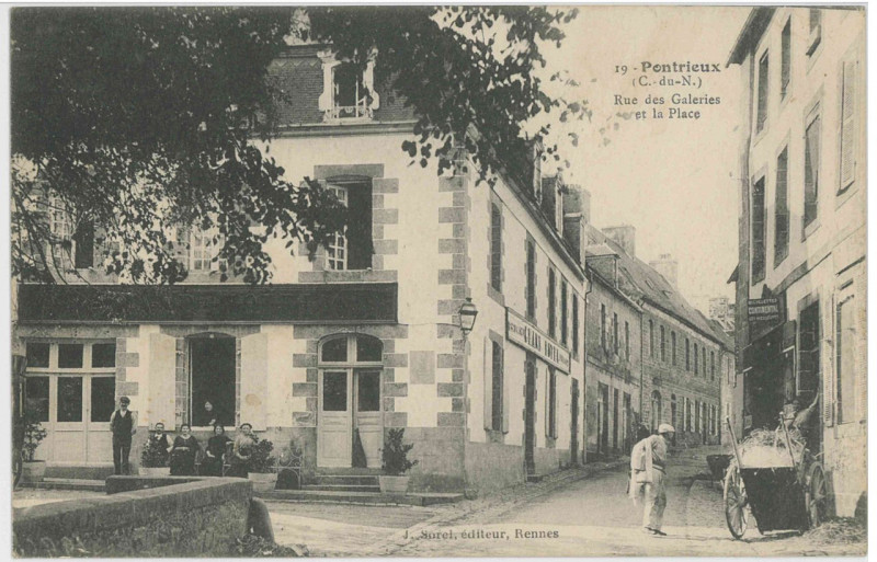 Carte postale ancienne Carte postale de Pontrieux - Place et rue des galeries début XXe s à Pontrieux