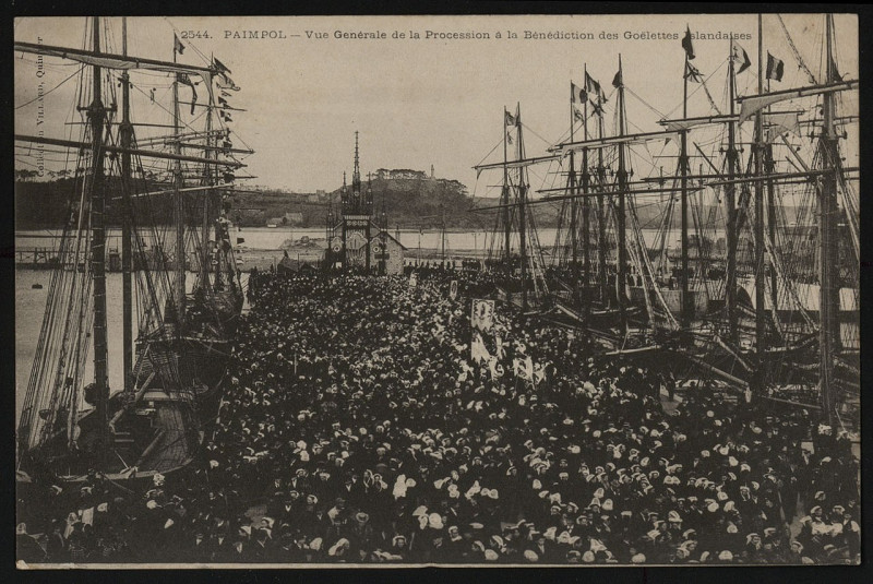 Carte postale ancienne Paimpol - Vue générale de la procession à la bénédiction des goëlettes islandaises à Paimpol