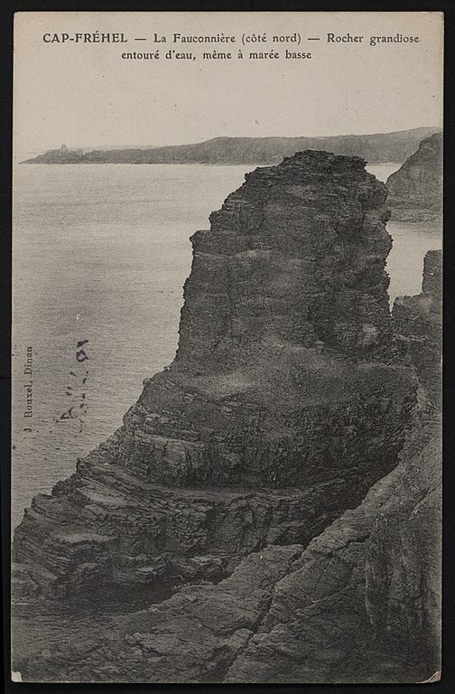 Carte postale ancienne Cap Fréhel - La Fauconnière côté nord rocher entouré d'eau même à marée basse à Plévenon