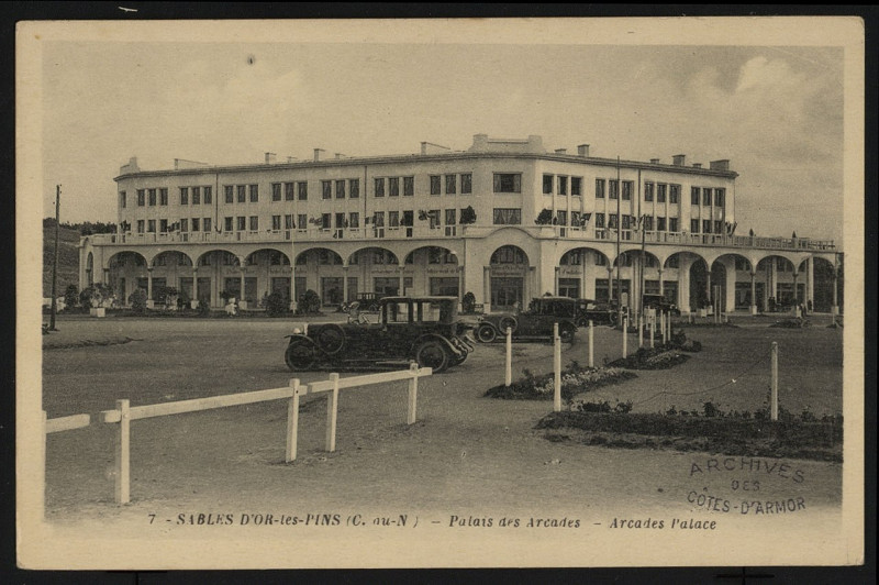 Carte postale ancienne Fréhel - Palais des Arcades à Fréhel