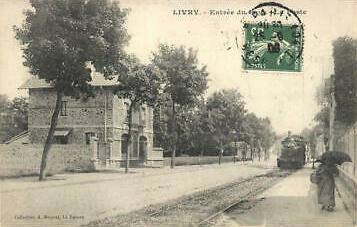 Carte postale ancienne Livry, Entree du Pays et la Poste, 1908