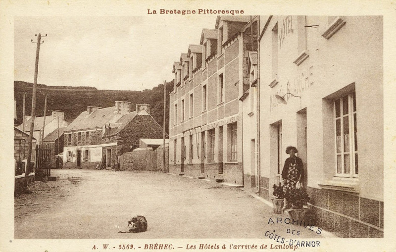 Carte postale ancienne Plouézec - Bréhec hôtels à l'arrivée de Lanloup à Plouézec