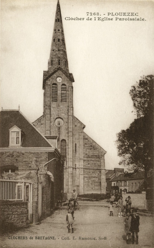 Carte postale ancienne Plouézec - Clocher de l'église à Plouézec