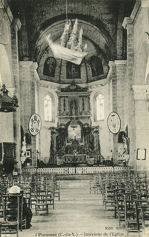Carte postale ancienne Plouézec - Intérieur de l'église à Plouézec