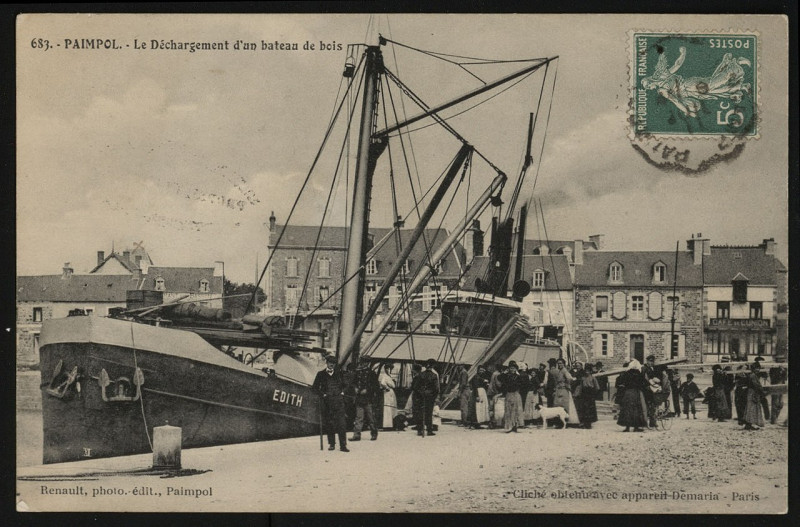Carte postale ancienne Paimpol - Déchargement d'un bateau de bois à Paimpol