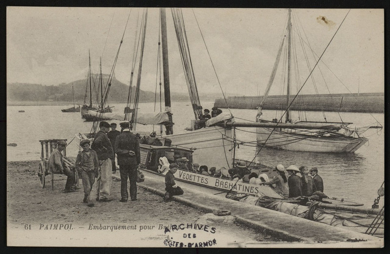 Carte postale ancienne Paimpol - Embarquement pour Bréhat à Paimpol