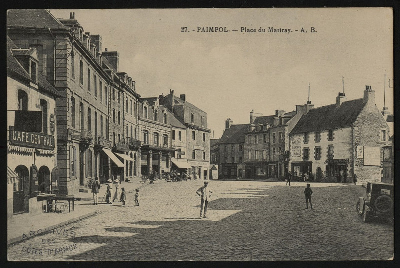 Carte postale ancienne Paimpol - Place du Martray à Paimpol