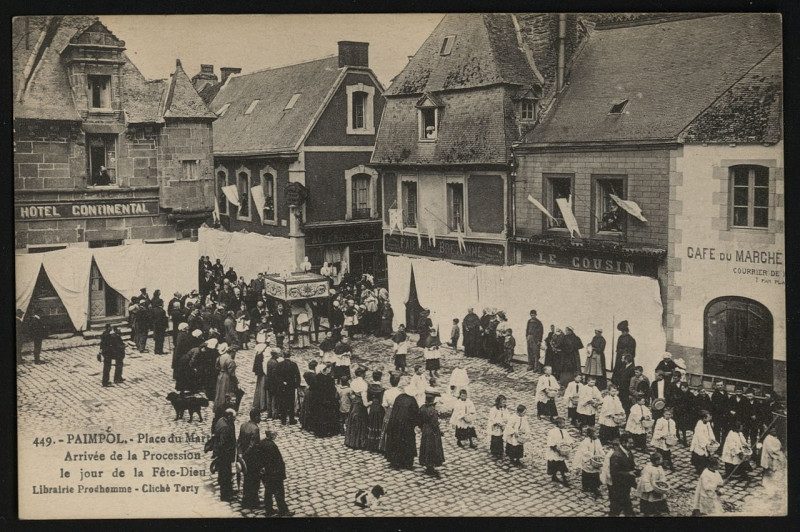 Carte postale ancienne Paimpol - Place du Martray arrivée de la Procession de la Fête-Dieu à Paimpol
