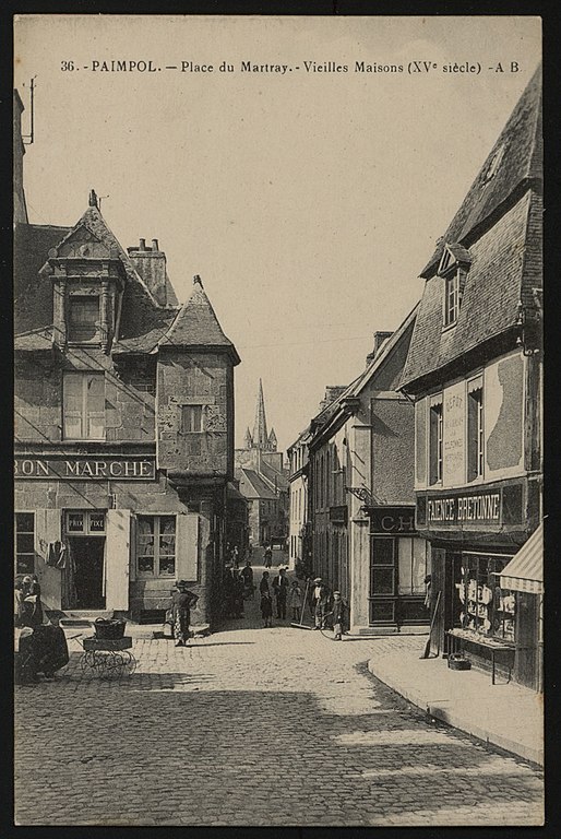 Carte postale ancienne Paimpol - Place du Martray et vieilles maisons à Paimpol