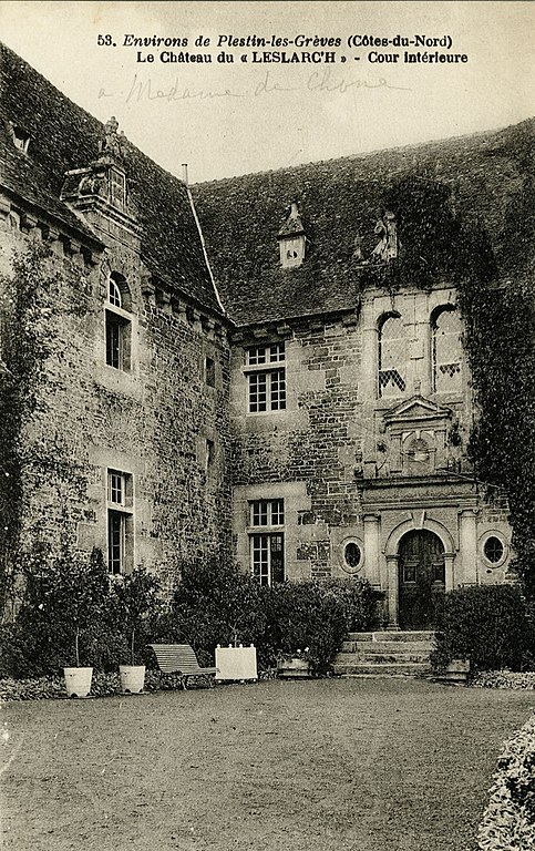 Carte postale ancienne Plestin-les-Greves Le Chateau du Leslarc'h - Cour Interieure à Plestin-les-Grèves