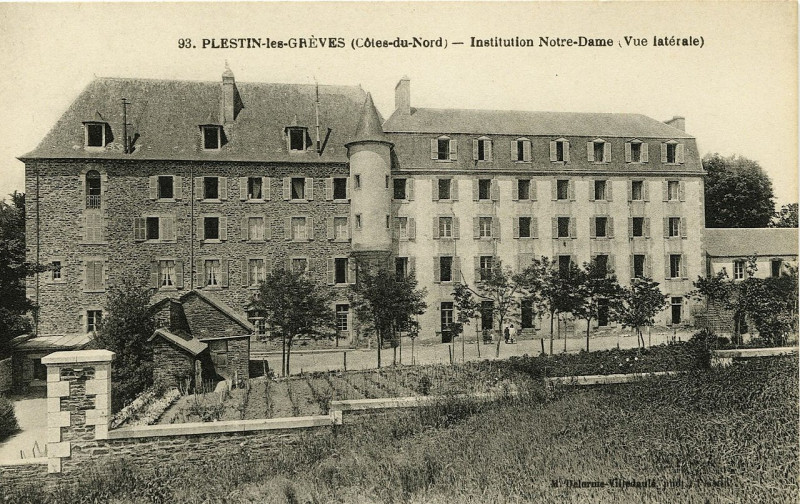 Carte postale ancienne Plestin-les-Grèves - Institution-Notre-Dame (Vue latérale) à Plestin-les-Grèves