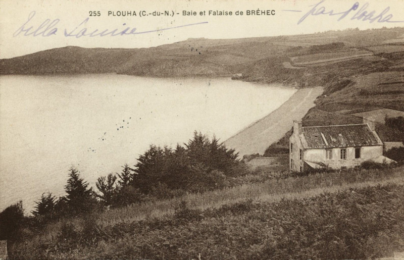 Carte postale ancienne Plouha - Baie et falaise de Bréhec à Plouha