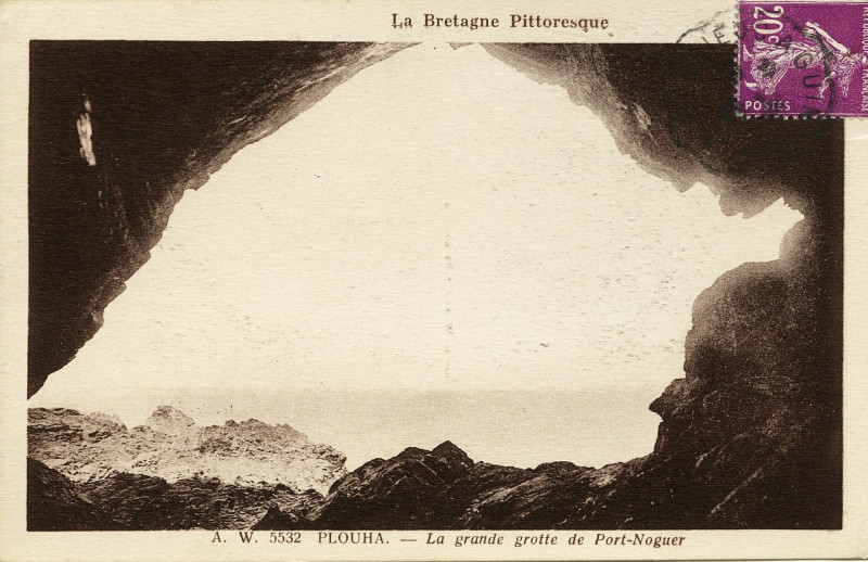 Carte postale ancienne Plouha - Grande grotte de Port-Moguer à Plouha