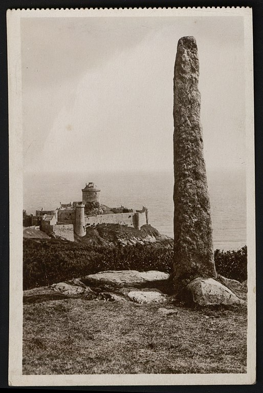 Carte postale ancienne Cap Fréhel - Doigt de Gargantua à Plévenon